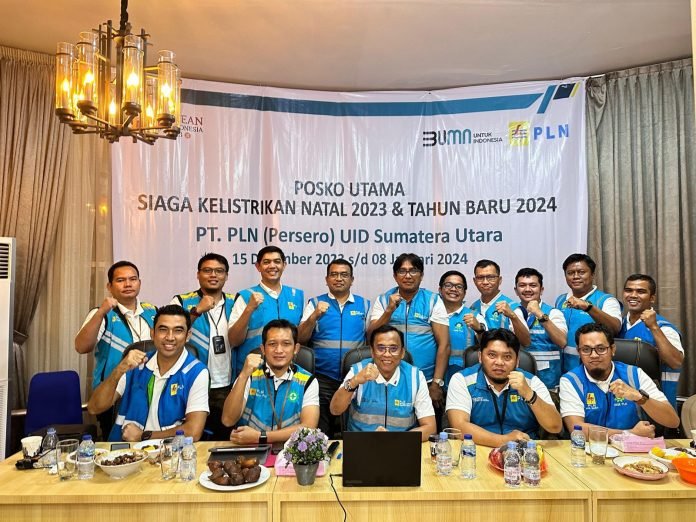 Jajaran management PLN UID Sumatera Utara foto bersama disela melakukan siaga kelistrikan bersama Direktur Utama PT PLN (Persero) saat malam pergantian tahun, Minggu (31/12).