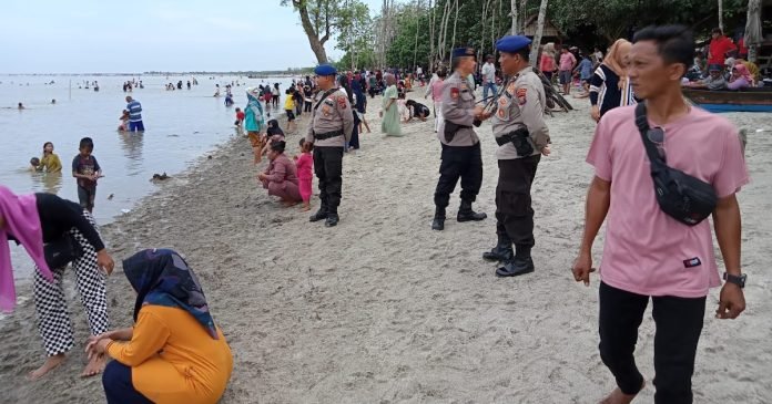 Polairud Deli Serdang Pantau Wisata Bahari di Pantai Labu