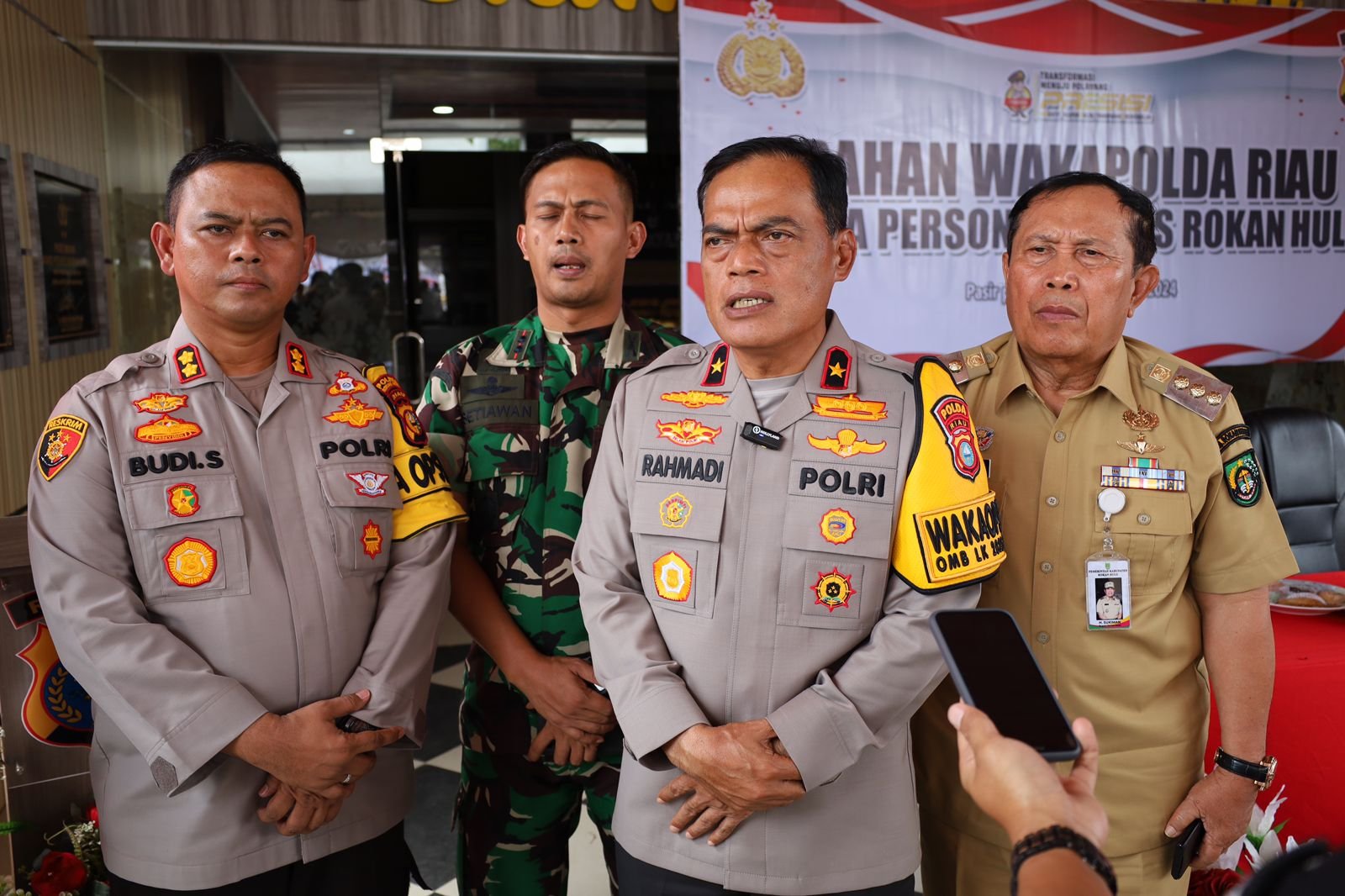 Wakapolda Berikan Bantuan kepada Warga Terdampak Banjir di Rohul dan Tekankan Netralitas dalam Pemilu