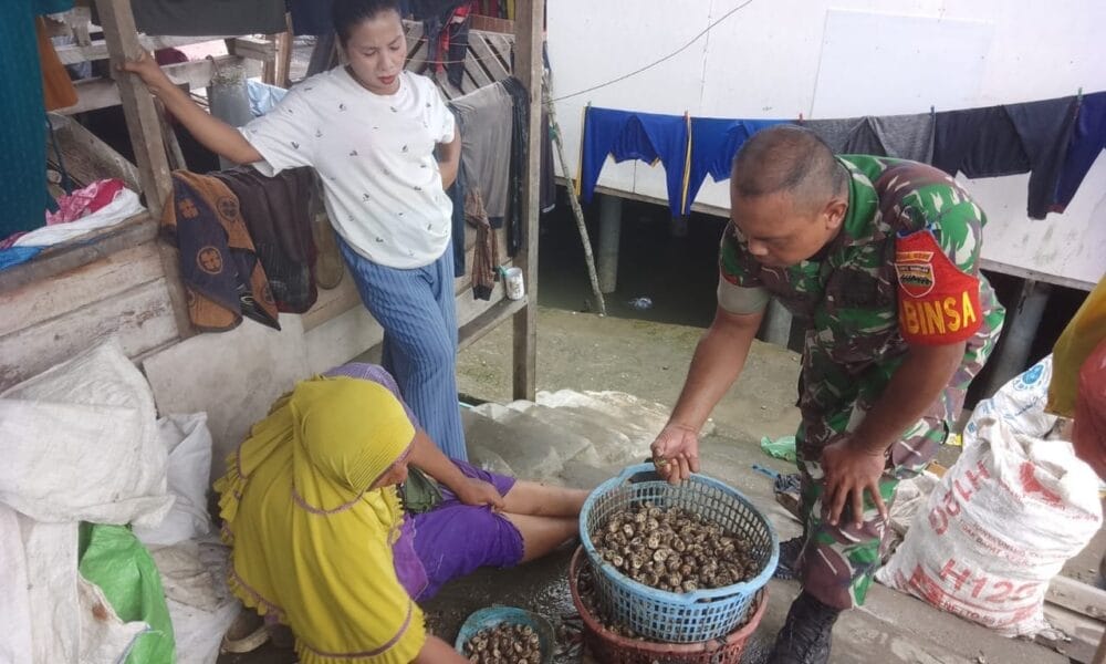 Babinsa 0201-09/MB, Koptu Supriadi Laksanakan Komunikasi Sosial Bersama Warga Pesisir Wilayah Binaan