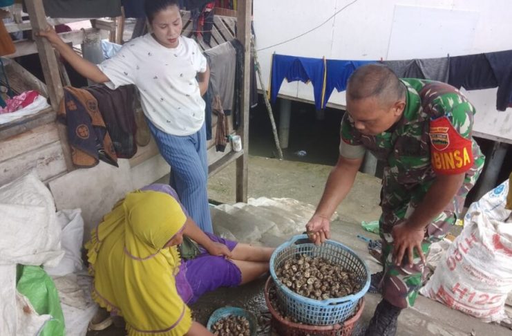 Babinsa 0201-09/MB, Koptu Supriadi Laksanakan Komunikasi Sosial Bersama Warga Pesisir Wilayah Binaan