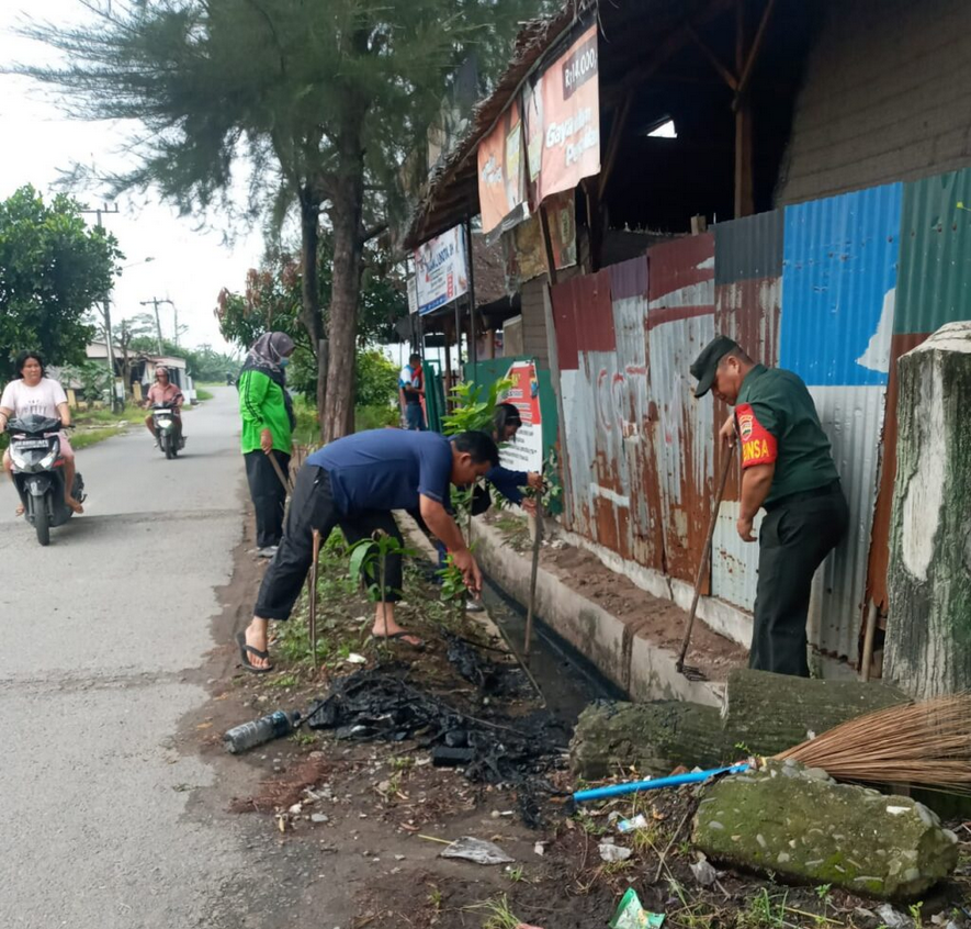 Wujudkan Lingkungan Bersih, Babinsa Kelurahan Masjid Bersama Kepala lingkungan Lakukan Gotong Royong
