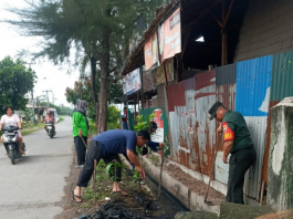 Wujudkan Lingkungan Bersih, Babinsa Kelurahan Masjid Bersama Kepala lingkungan Lakukan Gotong Royong