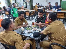 Sambil Minum Segelas Kopi Babinsa Jalin Silaturahmi Dengan Kepala Lingkungan