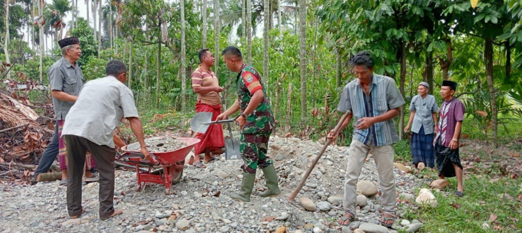 Dengan Penuh Semangat, Babinsa Bersama Warga Bantu Warga Timbun Halaman TPA