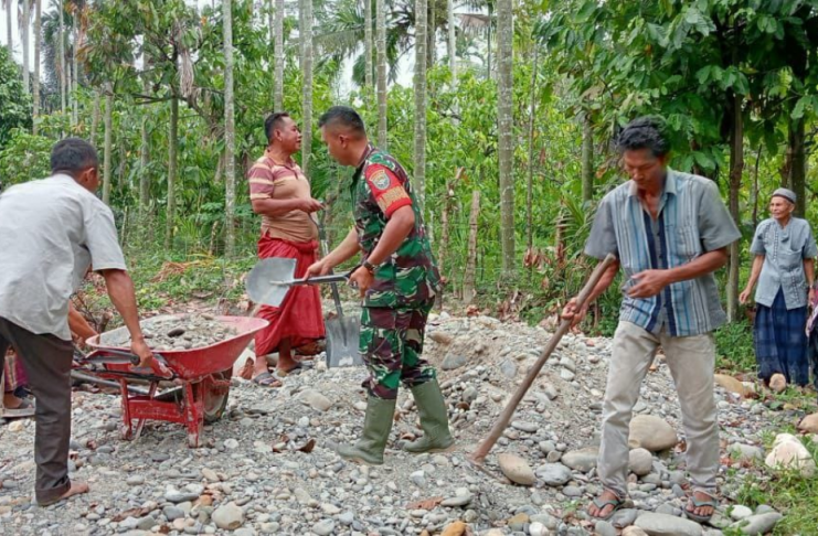 Dengan Penuh Semangat, Babinsa Bersama Warga Bantu Warga Timbun Halaman TPA