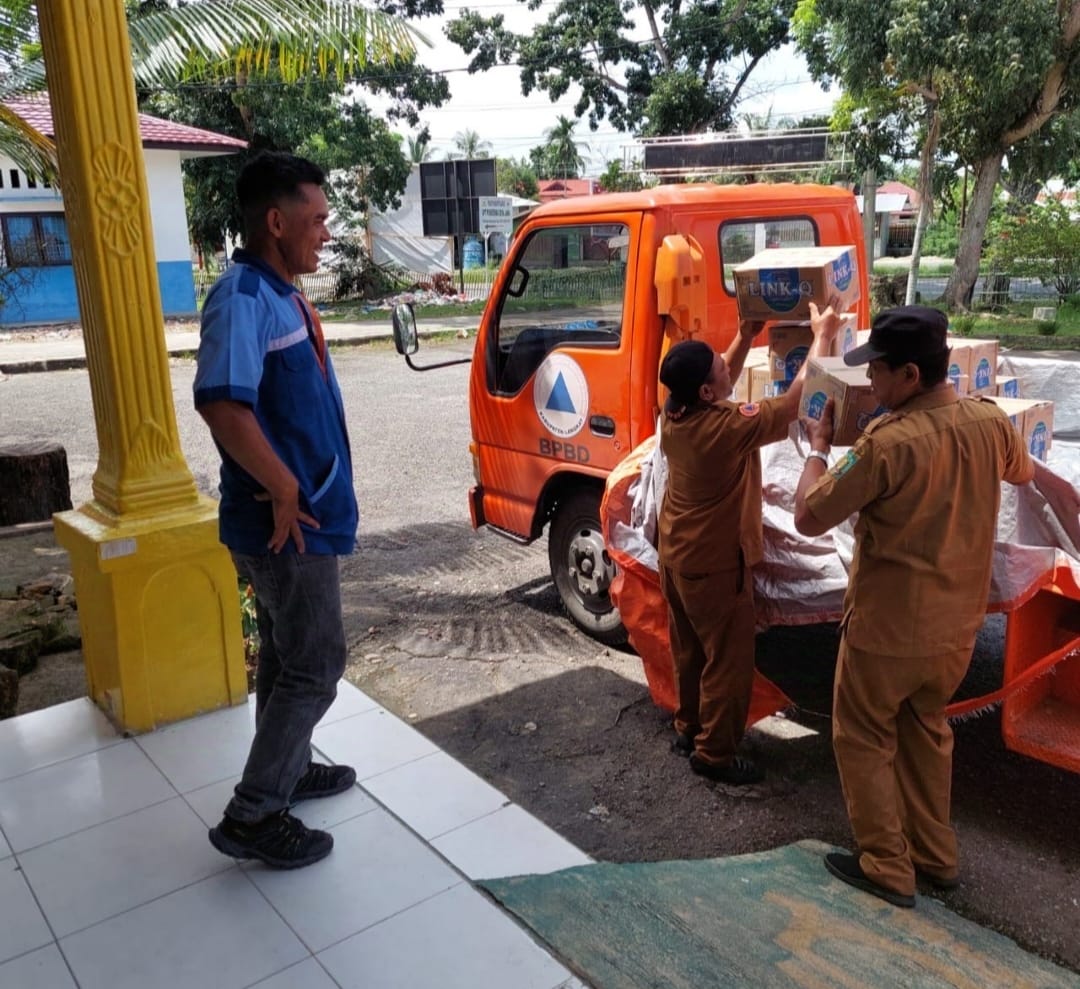 Pj Bupati Langkat Salurkan Bantuan untuk Warga Terdampak Banjir di Kecamatan Babalan dan Sei Lepan