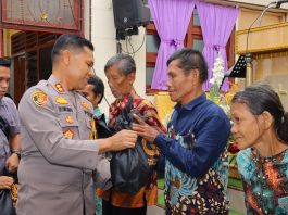 Minggu Kasih, Kapolres Tebing Tinggi Berikan Paket Sembako Kepada Jemaat Yang Membutuhkan