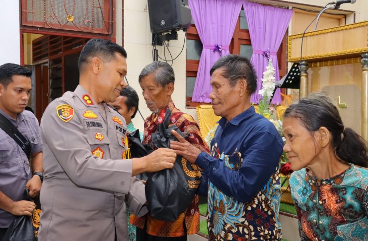 Minggu Kasih, Kapolres Tebing Tinggi Berikan Paket Sembako Kepada Jemaat Yang Membutuhkan