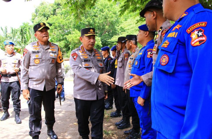 Kapolri Tinjau Posko Pengungsi Erupsi Gunung Lewotobi di NTT