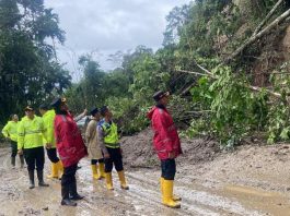 Diguyur Hujan, Kapolrestabes Medan Tetap Tinjau Langsung Lokasi Terdampak Longsor di Desa Sembahe