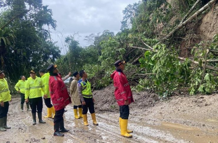 Diguyur Hujan, Kapolrestabes Medan Tetap Tinjau Langsung Lokasi Terdampak Longsor di Desa Sembahe