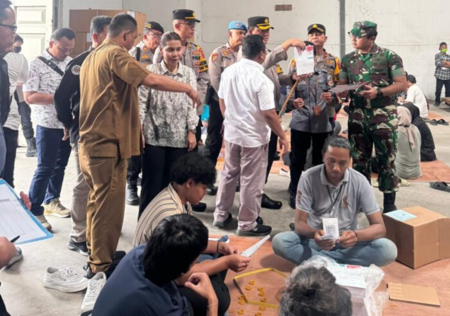 Ketua KPU Kota Medan Tinjau Penyortiran dan Pelipatan Kertas Surat Suara Pilkada Gubernur Sumut dan Walikota Medan