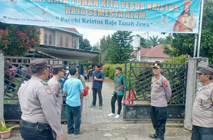 Polsek Tanah Jawa Amankan Perayaan Pesta Kristus Raja Semesta Alam di Gereja Katolik Tanah Jawa