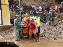 Tim Gabungan Evakuasi Korban Longsor di Desa Semangat Gunung 4 Korban Ditemukan Telah Meninggal Dunia