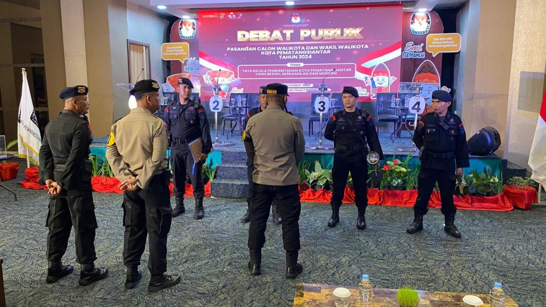 Polres Dampingi Detasemen Gegana Sat Brimob Polda Sumut Sterilisasi Lokasi Debat Publik Calon Wali Kota dan Wakil Wali Kota Siantar