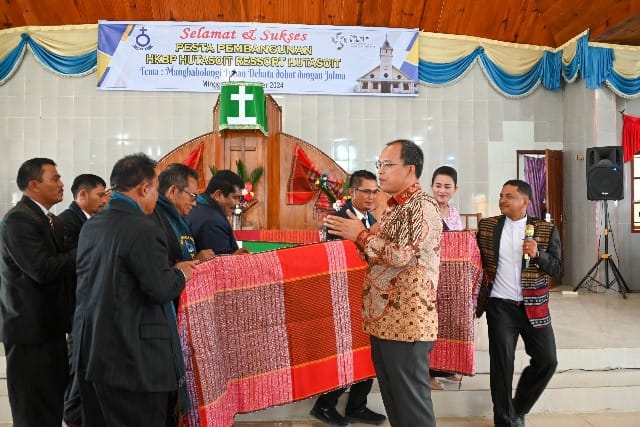 Bupati Humbahas Hadiri Pesta Pembangunan HKBP Hutasoit Resort Hutasoit di Lintongnihuta