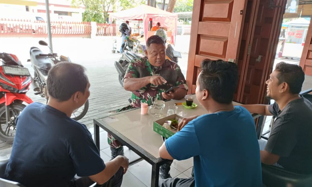 Batituud Koramil 0201-06/MS Sambangi Warga di Warkop Beurata untuk Jalin Silaturahmi