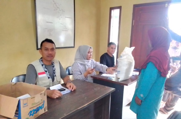 Bantu Masyarakat, 827 KPM di Desa Cirinten Terima Bantuan Sosial