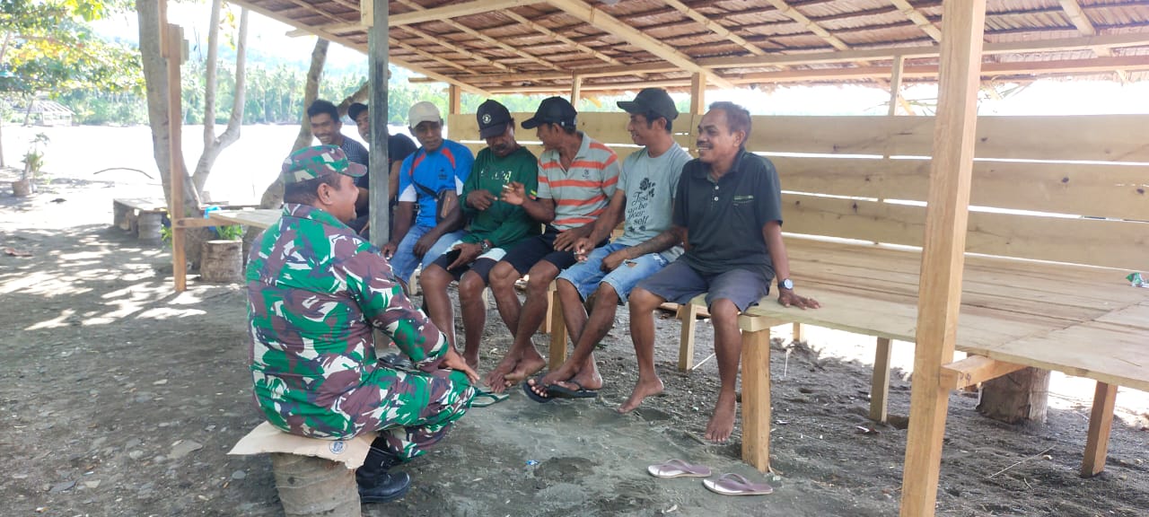 Babinsa Koramil 1513-03/Kairatu Himbau Pentingnya Keamanan di Desa Kamarian