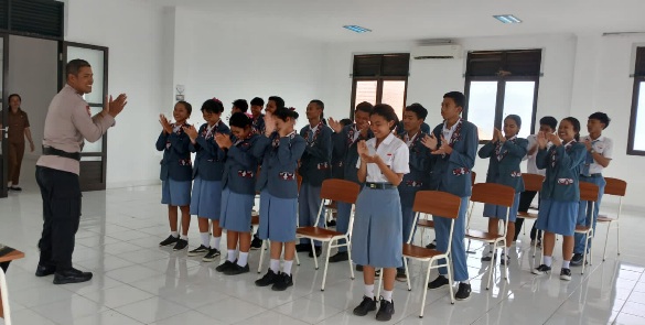 Bhabinkamtibmas Desa Tulamben, Berikan Pembinaan Pendidikan Karakter di SMKN 2 Tulamben