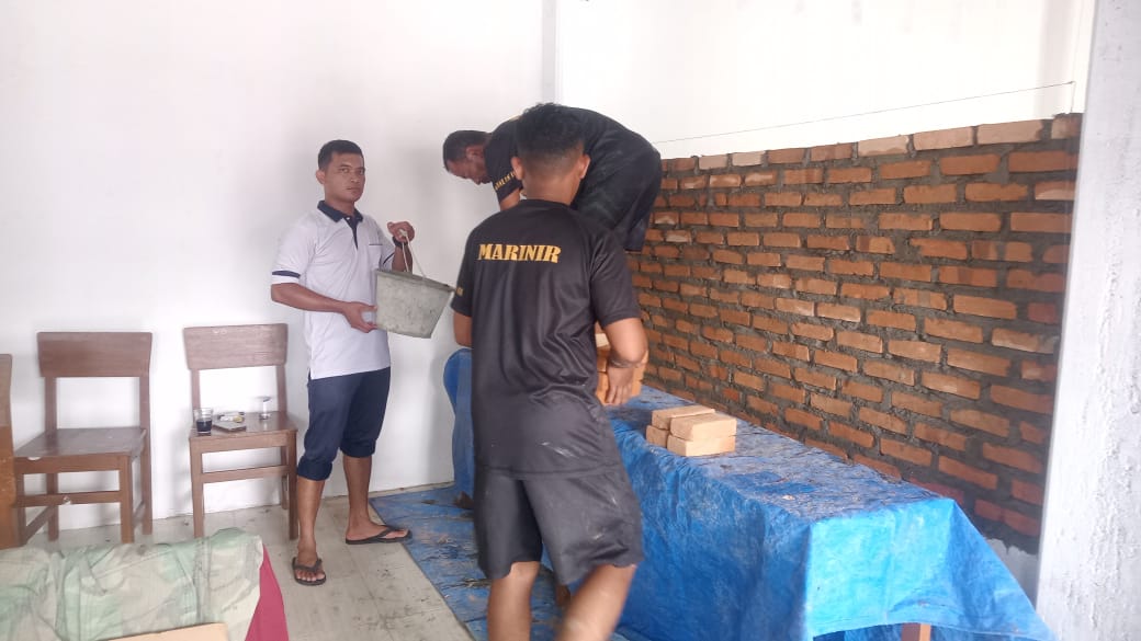 Peduli Lingkungan, Prajurit Yonmarhanlan II Bantu Renovasi TPQ/TQA Masjid Raya Banuaran