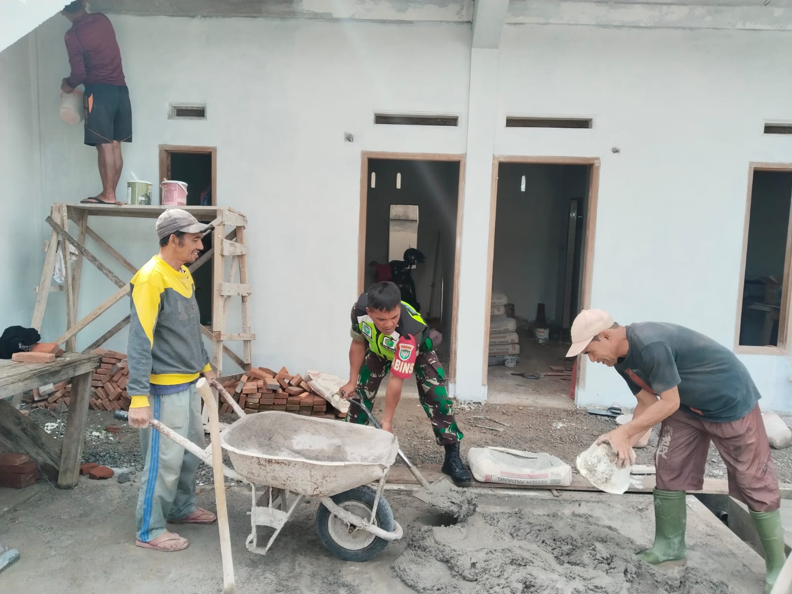 Mempererat Silahturahmi,Babinsa Melaksanakan Bakti Sosial