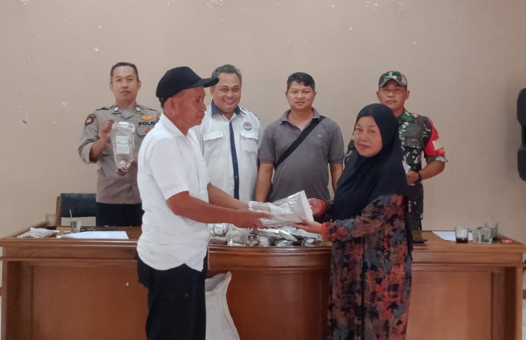 Polri Dukung Ketahanan Pangan, Bhabinkamtibmas Salurkan Pupuk ke KWT Desa Kepel