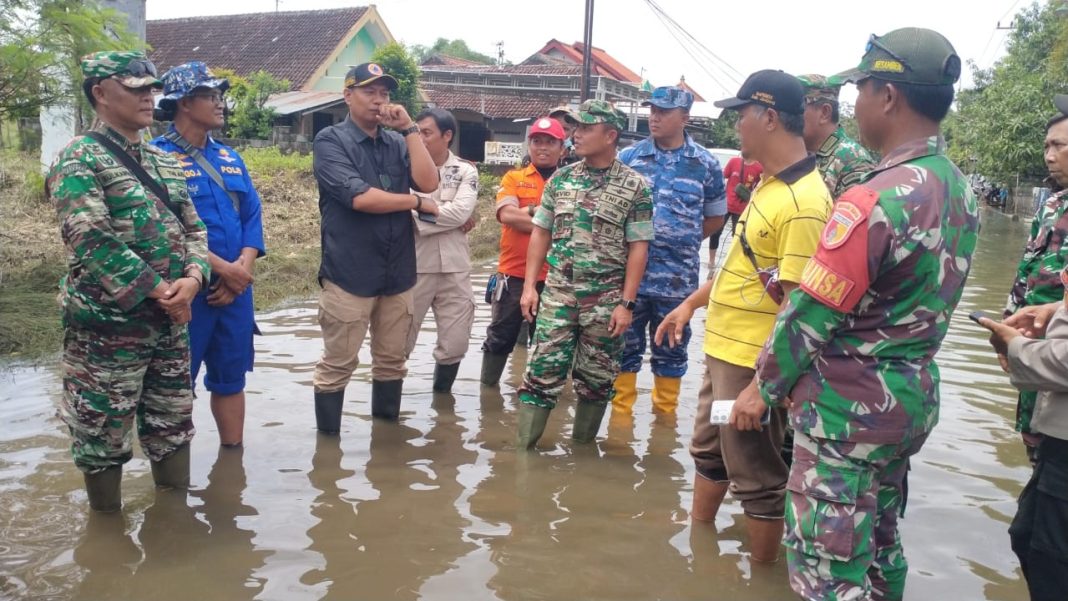 Komandan Kodim 0814/Jombang Kunjungi Korban Banjir dan Berikan Paket Sembako