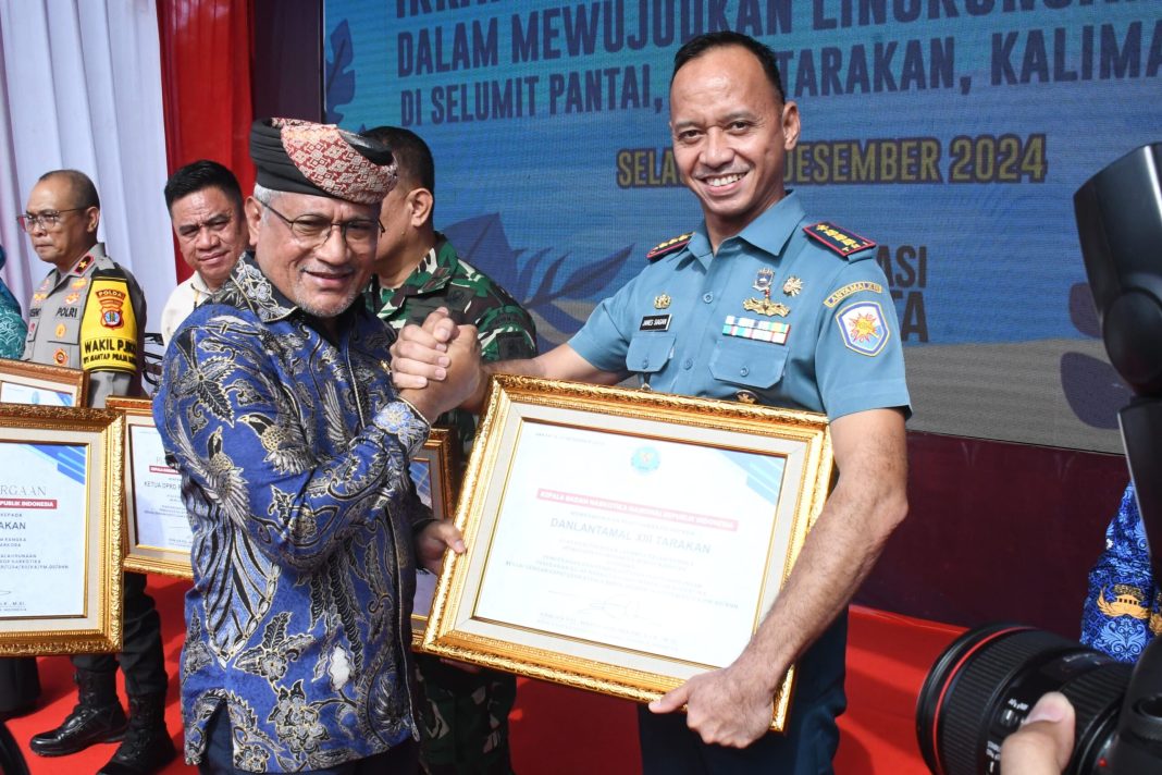 Komandan Lantamal XIII Terima Penghargaan Pencegahan Dan Pemberantasan, Penyalahgunaan Dan Peredaran Gelap Narkotika Dan Prekursor Narkotika (P4GN) Dari Ka BNN RI