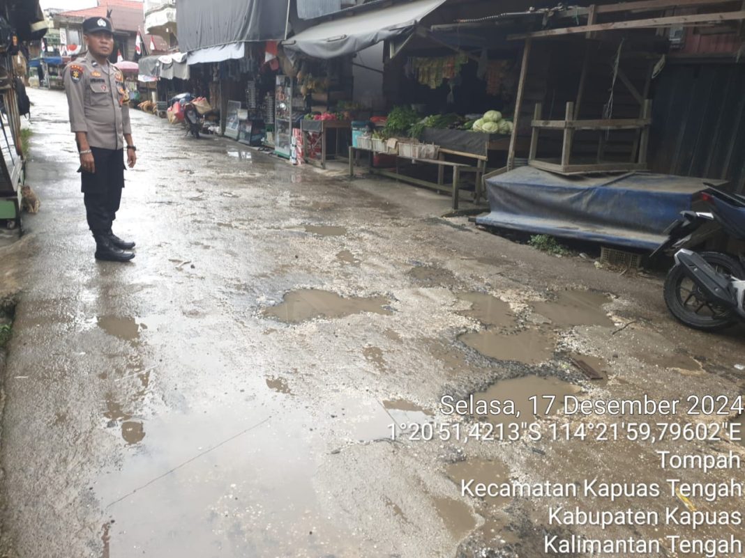 Ka Spkt Polsek Kapuas Tengah Bersama Piket Lakukan Patroli Ke Pasar Harian Pujon