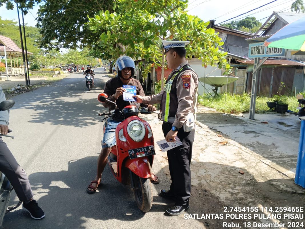 Terciptanya Kamseltibcarlantas yang Aman, Sat Lantas Polres Pulang Pisau Berikan Brosur