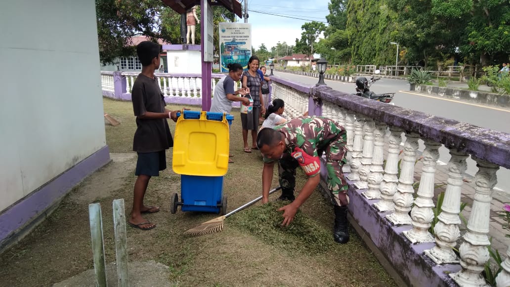 Babinsa Waipirit Koramil 1513-03/Kairatu Gelar Kerja Bakti di Gereja Menorah