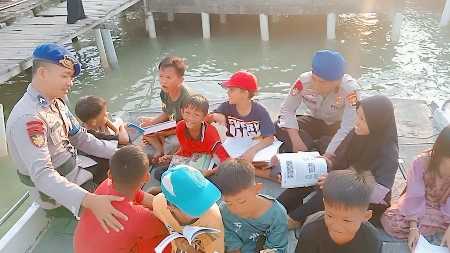 Ditpolairud Polda Lampung Gelar Perpustakaan Terapung: Dukung Pendidikan Anak Pesisir