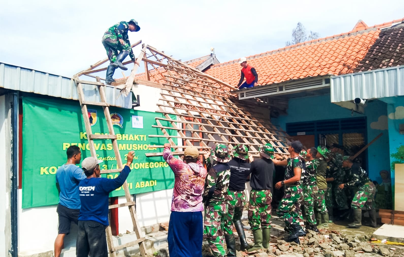 Kodim 0813 Bojonegoro dan PT. Waja Dwi Abadi Bersinergi Renovasi Mushola SDN Siwalan 1