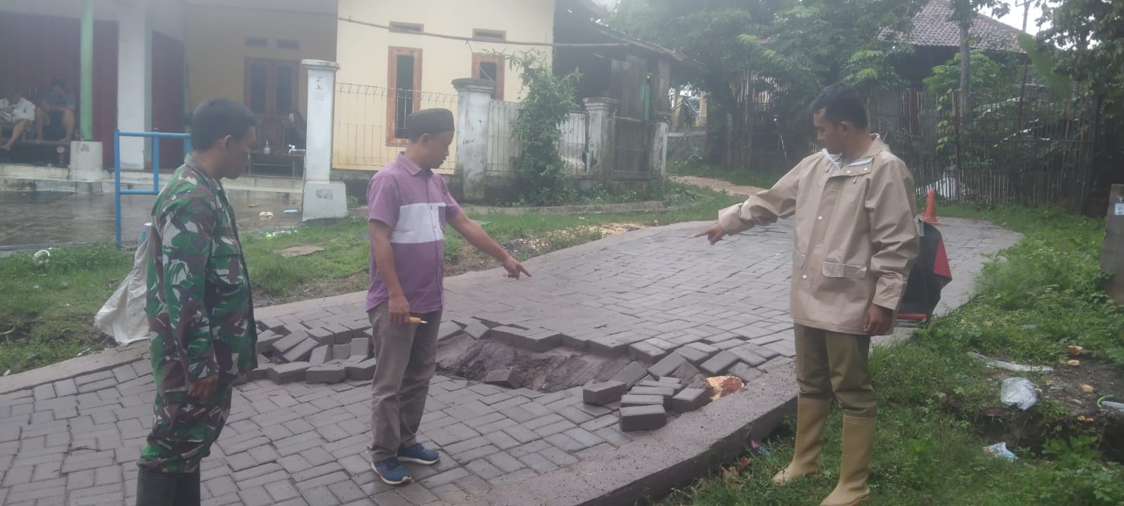 Bhabinkamtibmas Polsek Rangkasbitung Polres Lebak Dan Babinsa Cek Jalan Desa Amblas Akibat Hujan Deras