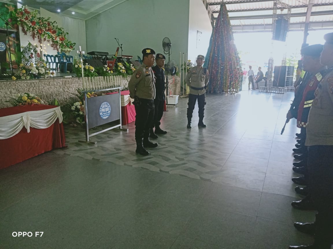 Polres  Bersama Sat Brimob Subden 3/B Tanjungbalai Poldasu  Sterilkan Gereja