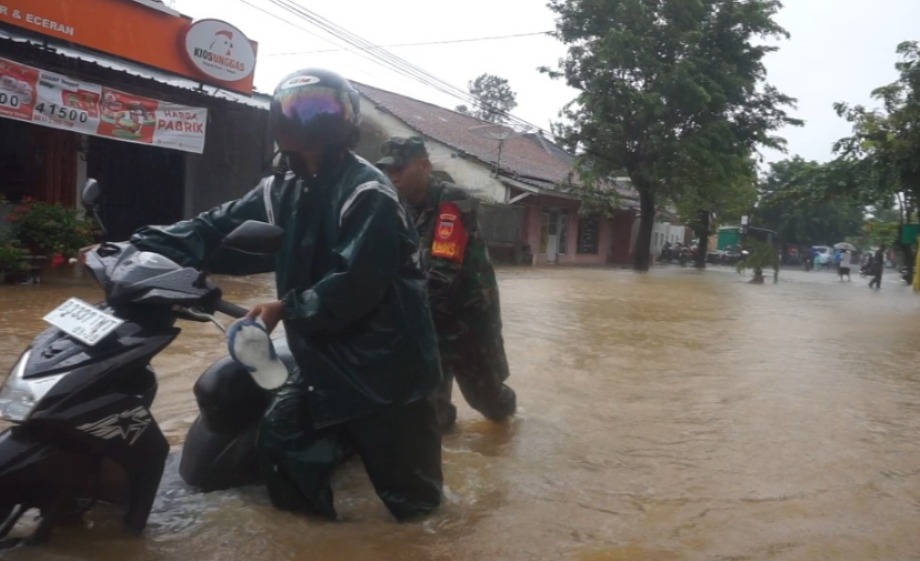 Babinsa Koramil 10/Batang Membantu Dorong Montor Warga Yang Mogok Akibat Banjir