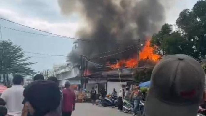 Diduga Korslet, 3 Rumah di Medan Timur Ludes Terbakar