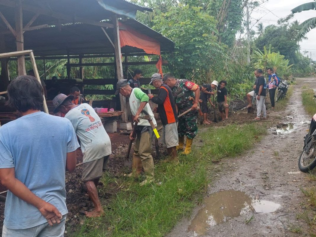Koramil 1420-07/Baranti Bersama Warga gelar Karya Bakti di Kelurahan Manisa