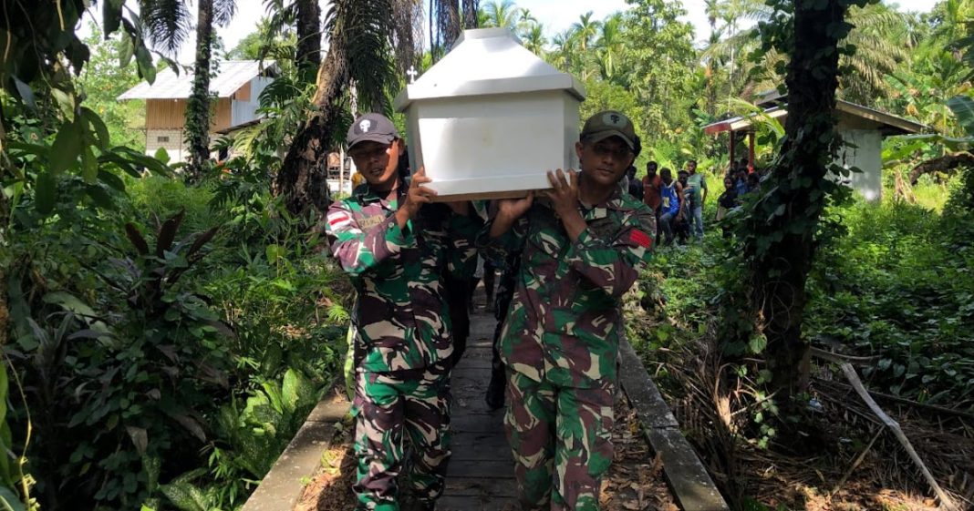 Peduli Duka Masyarakat, Satgas Yonif 131/Brs Bantu Prosesi Pemakaman Masyarakat Kampung Yamara