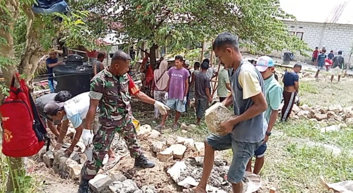 Babinsa Koramil 1513-01/Piru Gotong Royong Bersama Warga Membangun Pondasi Rumah