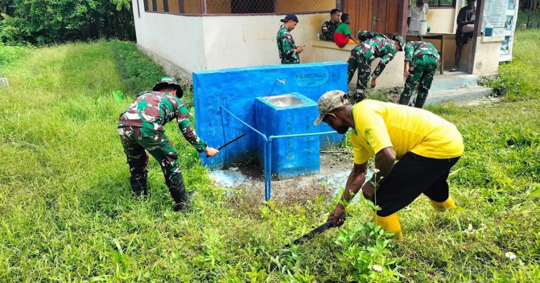 Ciptakan Kampung Bersih, Satgas Yonif 131/Brs Bersama Warga Kp. Ampas Gelar Gotong Royong