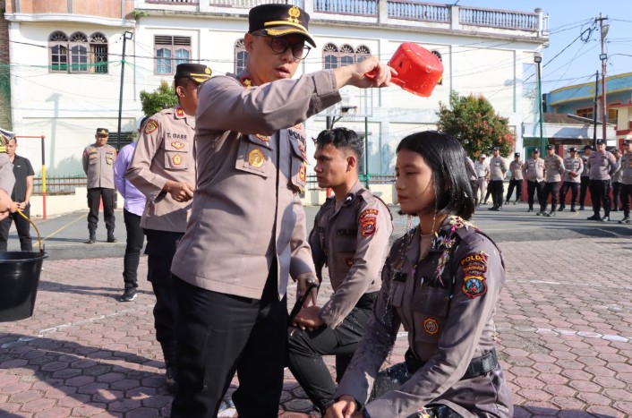 Kapolres Samosir Sambut Bintara Remaja Lewat Siraman Air Kembang