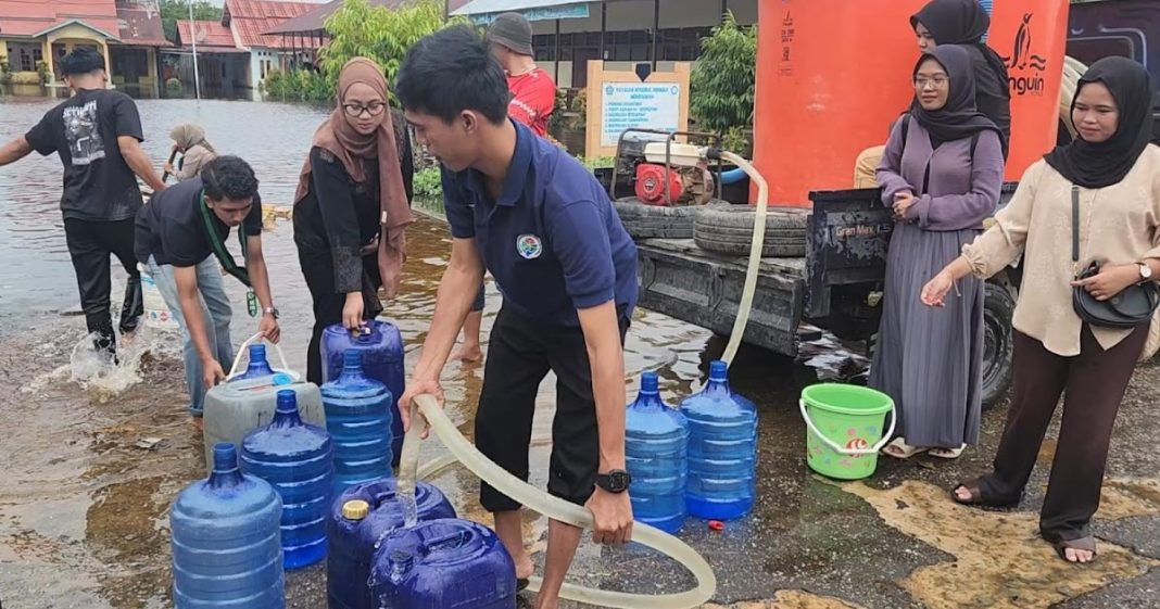 Peringai Dies Natalis ke-78, HMI Cabang Mempawah Salurkan Air Bersih untuk Korban Banjir