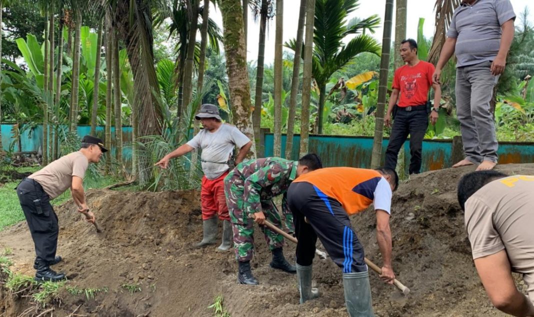 Polsek Kutalimbaru Bersama Forkopimcam, Kades Lau Bakeri Membuka Akses Jalan Masuk ke Dalam Gereja