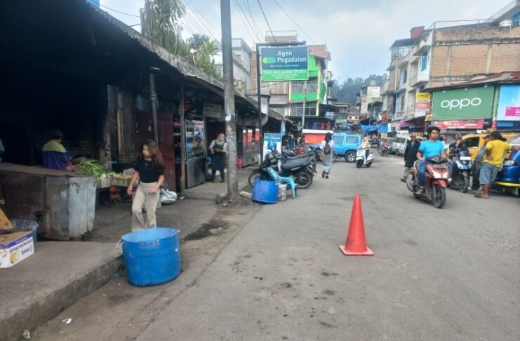 Bupati Karo Melalui Kadis Lingkungan Hidup Bagikan Tong Sampah Kepada Masyarakat Kelurahan Pasar Berastagi 