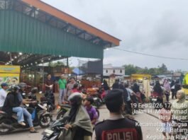 Beri Rasa Aman Warga Berburu Takjil, Personel Polsek Nongsa Terjun ke Lokasi Pasar Tumpah Beri Rasa Aman Warga Berburu Takjil, Personel Polsek Nongsa Terjun ke Lokasi Pasar Tumpah