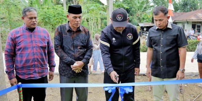 Bupati Anton Hadiri Syukuran Pembangunan Jalan Swadaya Masyarakat 3 Nagori di Ujung Padang