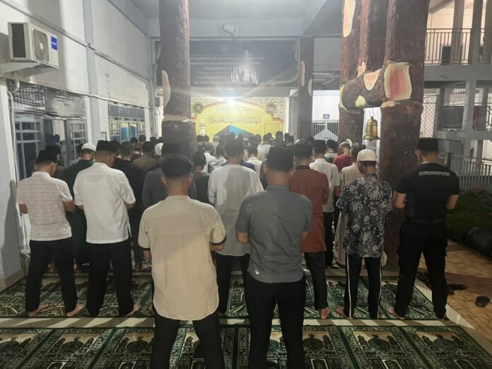 Cahaya Ramadan Bersinar di LPKA Palembang, Anak Binaan Ikuti Shalat Tarawih Perdana